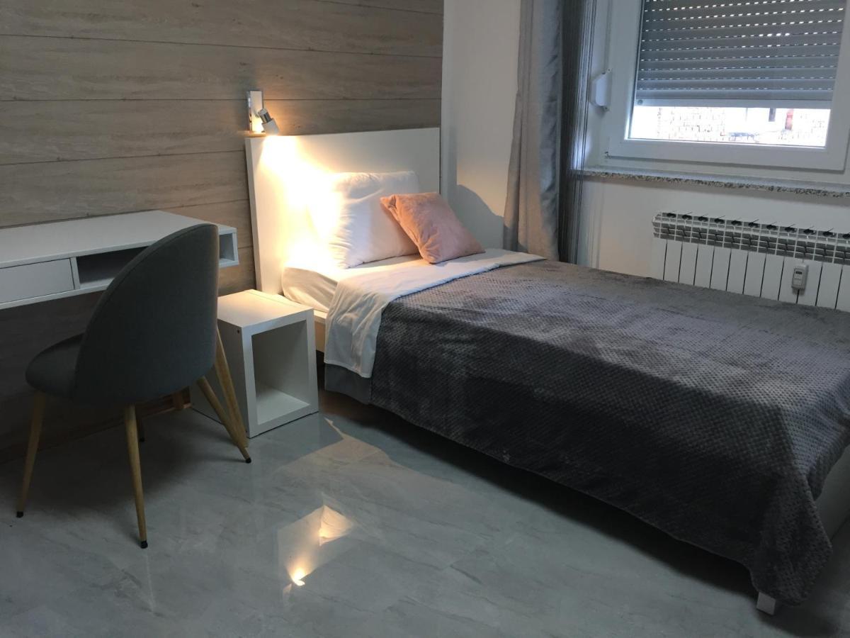 Apartman Sonas 2 With Free Private Parking 카를로바츠 외부 사진